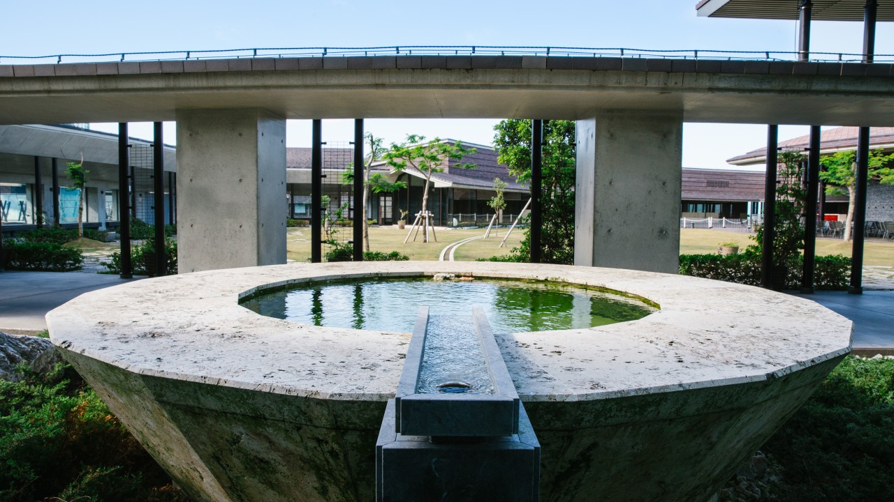 Round monument with water