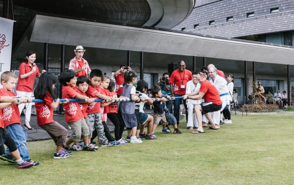 Kids and adult OIST members in a tug of war